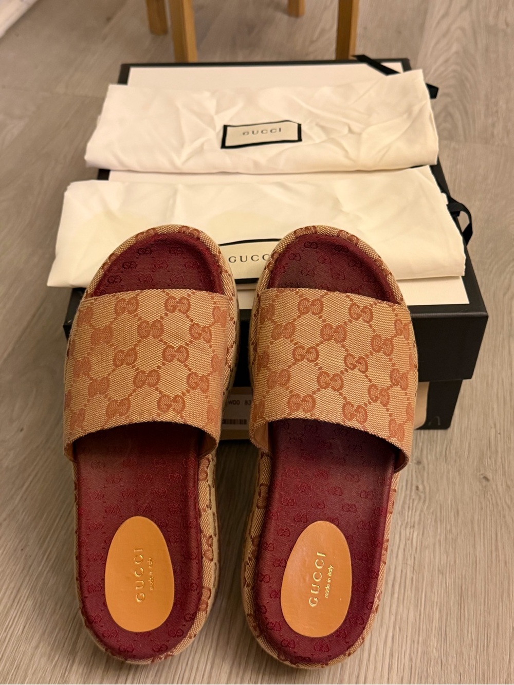 Gucci Platform beige GG monogram canvas slides with burgundy footbed - Picture 7 of 8